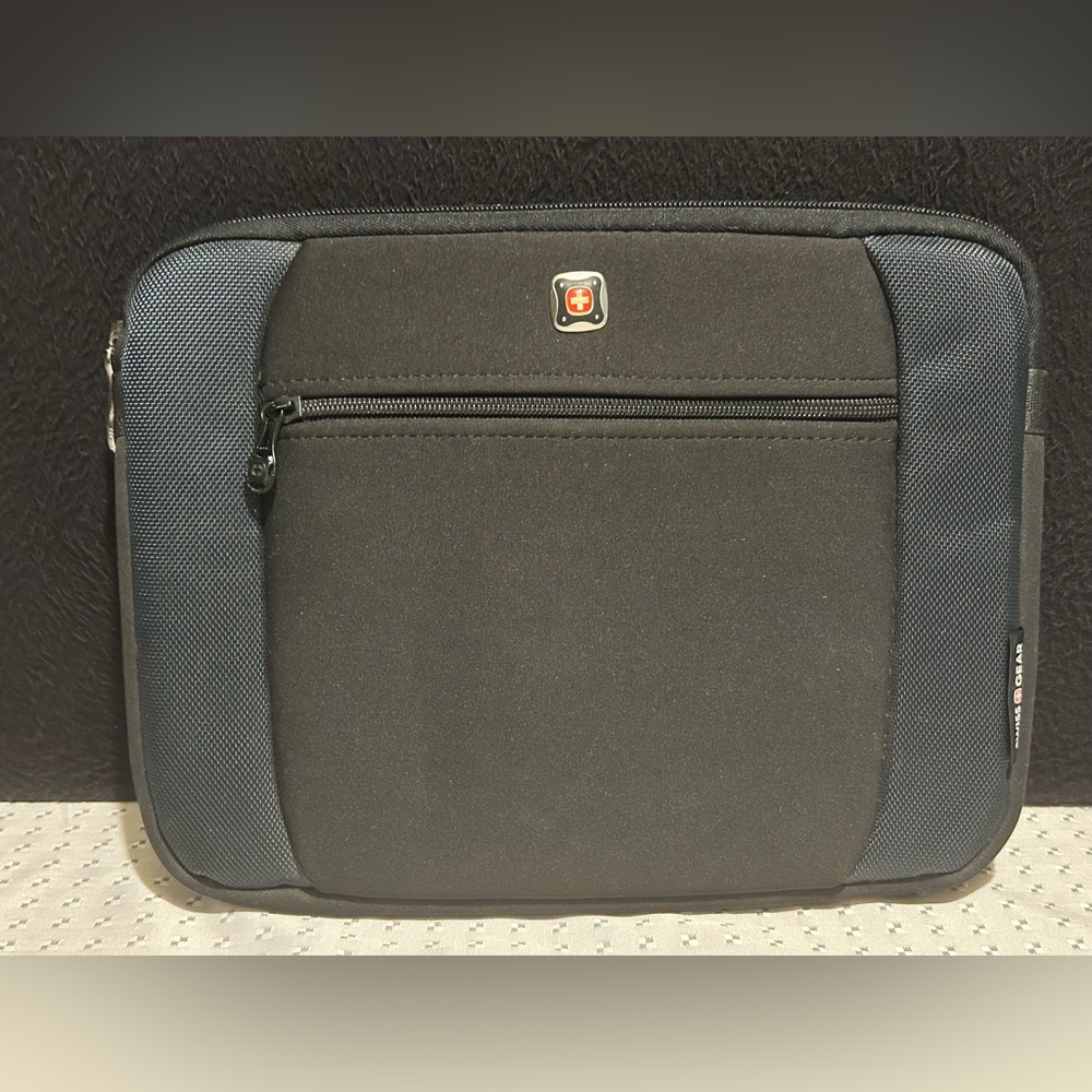 Wenger Swissgear  Swiss Gear The Lunar Netbook Tablet iPad Case Sleeve